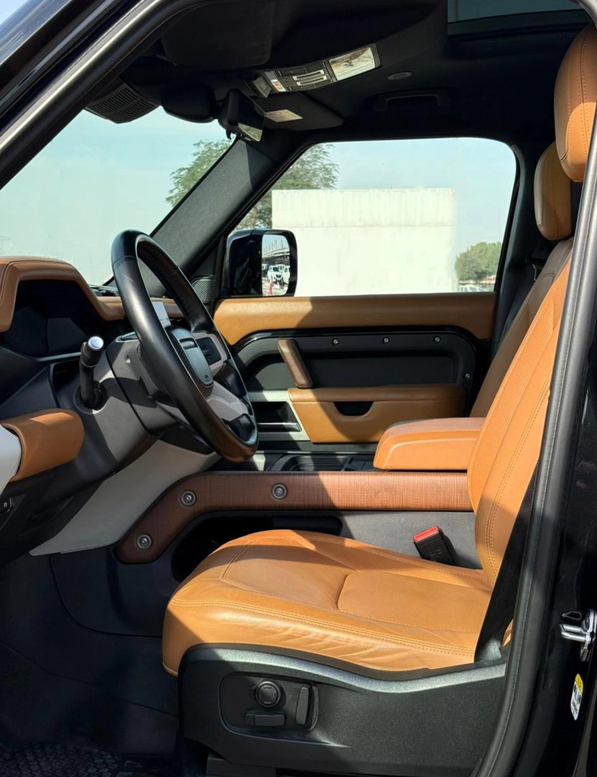 LAND ROVER DEFENDER HSE P400 | YEAR: 2023 | GCC SPECS | KMS: 121,000 | FULL SERVICE HISTORY UNDER WARRANTY-8-8