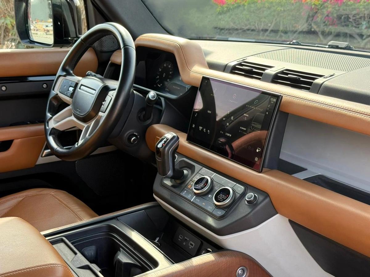 LAND ROVER DEFENDER HSE P400 | YEAR: 2023 | GCC SPECS | KMS: 121,000 | FULL SERVICE HISTORY UNDER WARRANTY-6-6