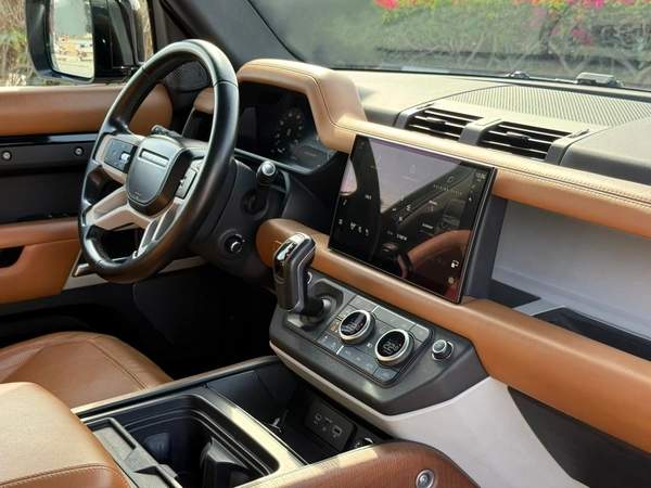 LAND ROVER DEFENDER HSE P400 | YEAR: 2023 | GCC SPECS | KMS: 121,000 | FULL SERVICE HISTORY UNDER WARRANTY