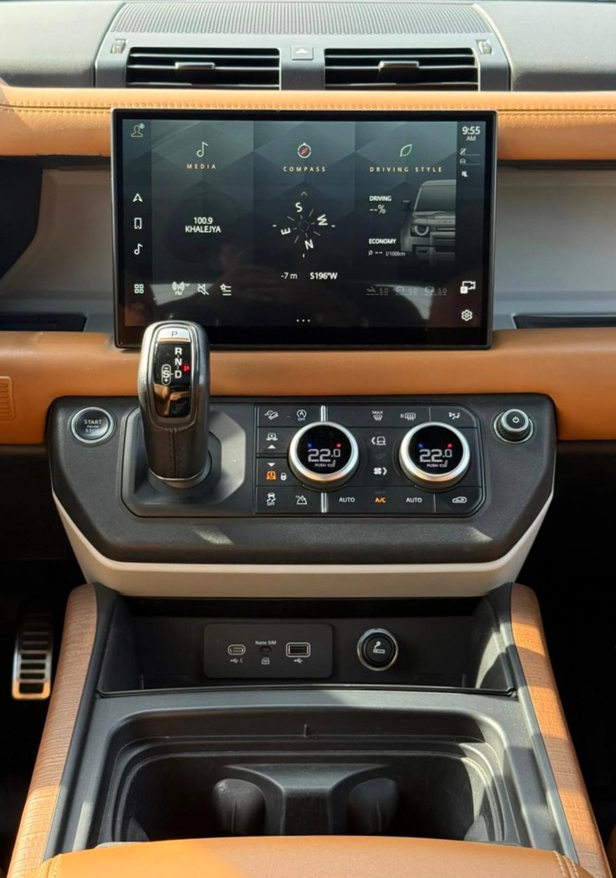 LAND ROVER DEFENDER HSE P400 | YEAR: 2023 | GCC SPECS | KMS: 121,000 | FULL SERVICE HISTORY UNDER WARRANTY-10-10