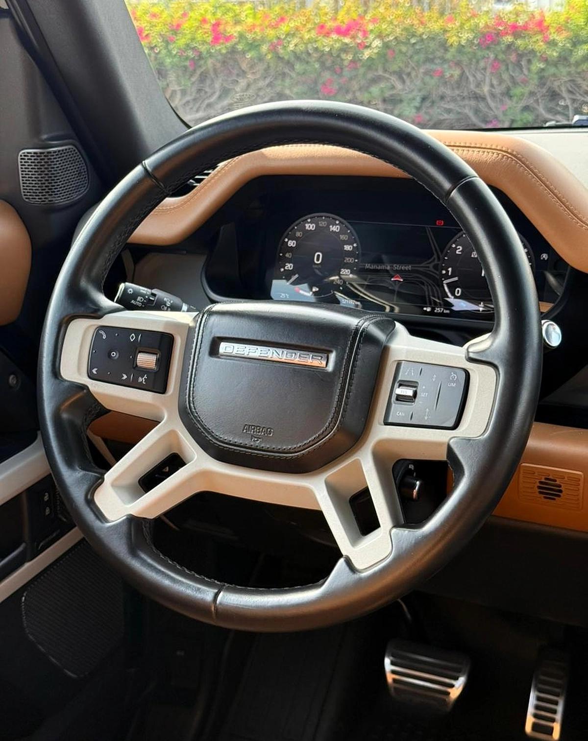 LAND ROVER DEFENDER HSE P400 | YEAR: 2023 | GCC SPECS | KMS: 121,000 | FULL SERVICE HISTORY UNDER WARRANTY-7-7