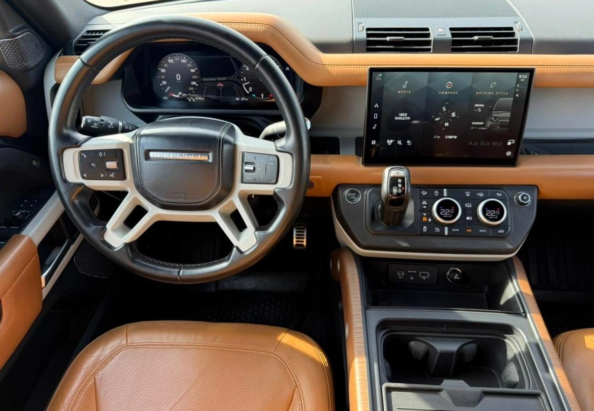LAND ROVER DEFENDER HSE P400 | YEAR: 2023 | GCC SPECS | KMS: 121,000 | FULL SERVICE HISTORY UNDER WARRANTY-9-9