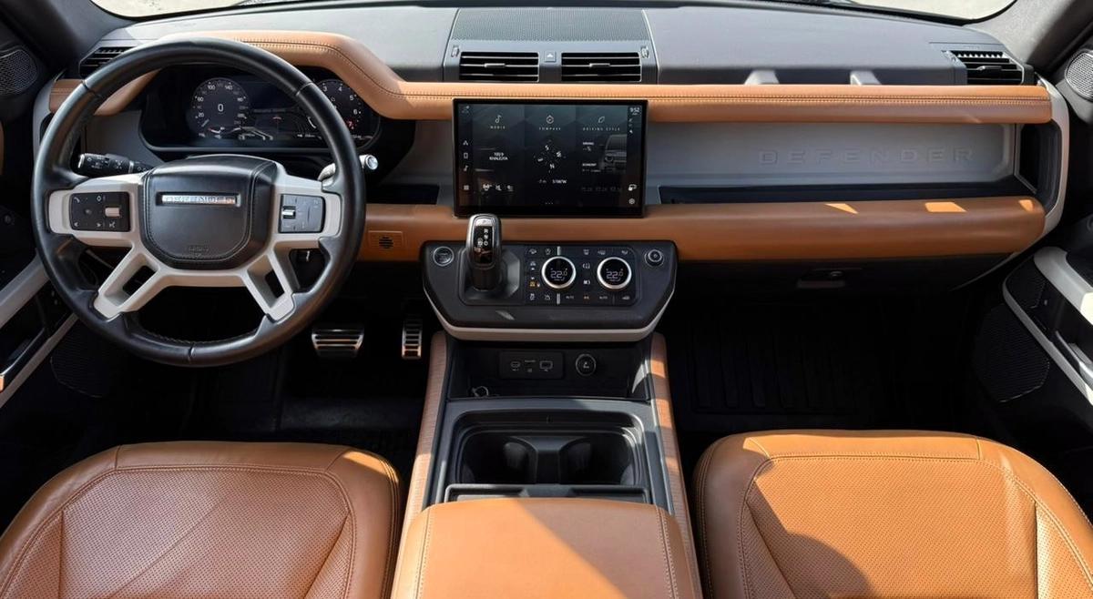 LAND ROVER DEFENDER HSE P400 | YEAR: 2023 | GCC SPECS | KMS: 121,000 | FULL SERVICE HISTORY UNDER WARRANTY-1-1