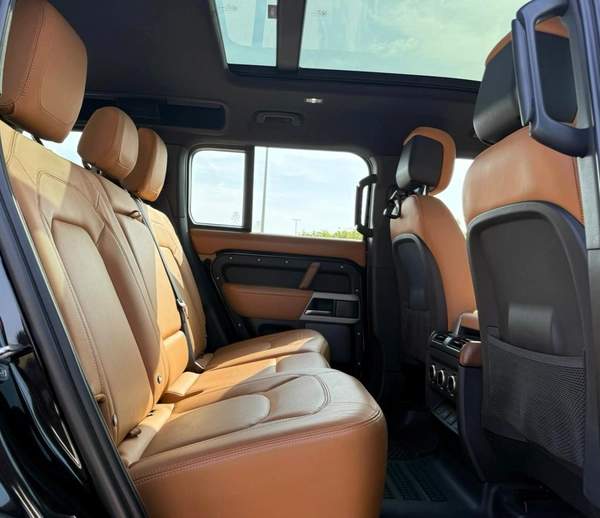 LAND ROVER DEFENDER HSE P400 | YEAR: 2023 | GCC SPECS | KMS: 121,000 | FULL SERVICE HISTORY UNDER WARRANTY