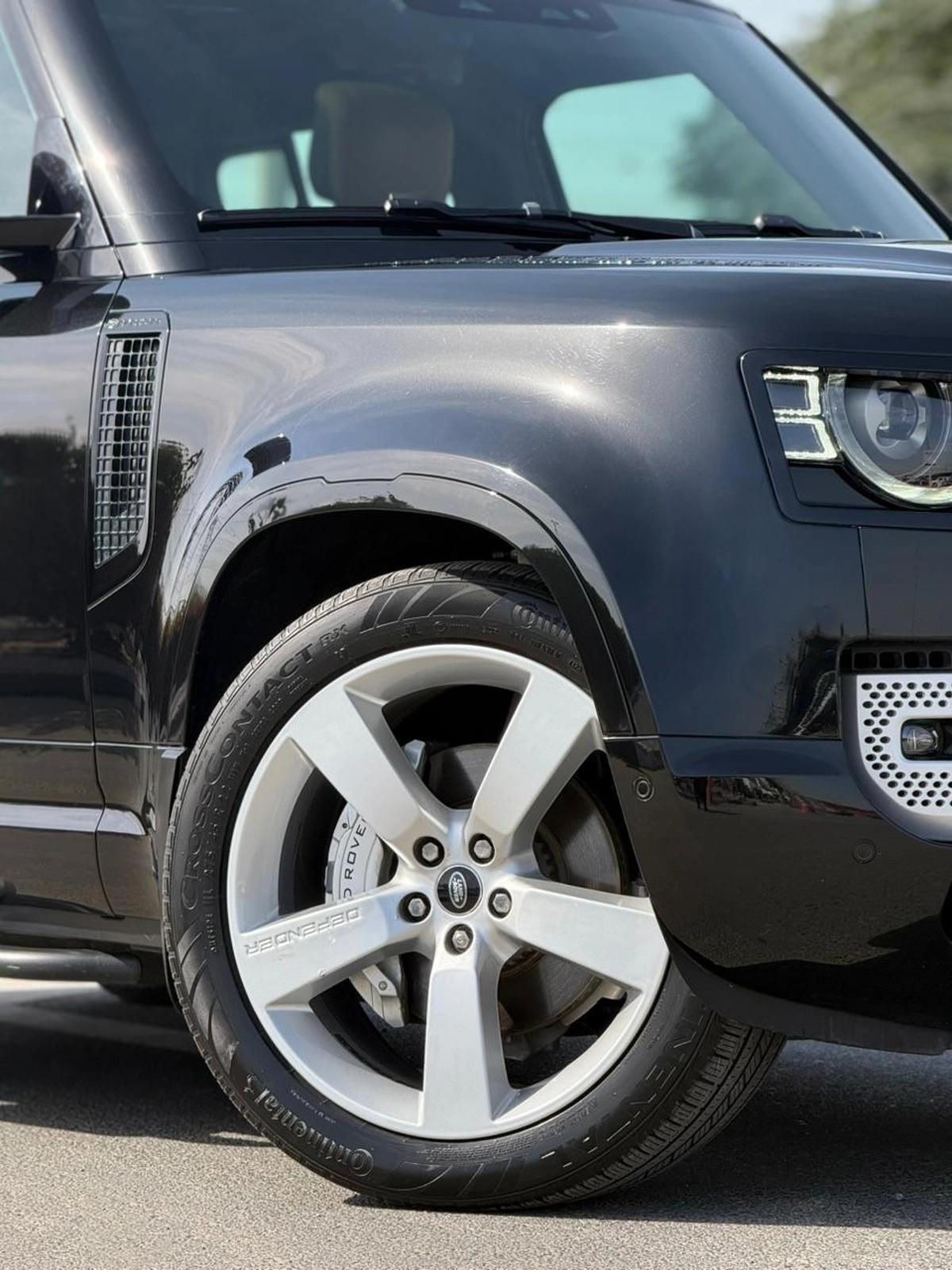 LAND ROVER DEFENDER HSE P400 | YEAR: 2023 | GCC SPECS | KMS: 121,000 | FULL SERVICE HISTORY UNDER WARRANTY-13-13