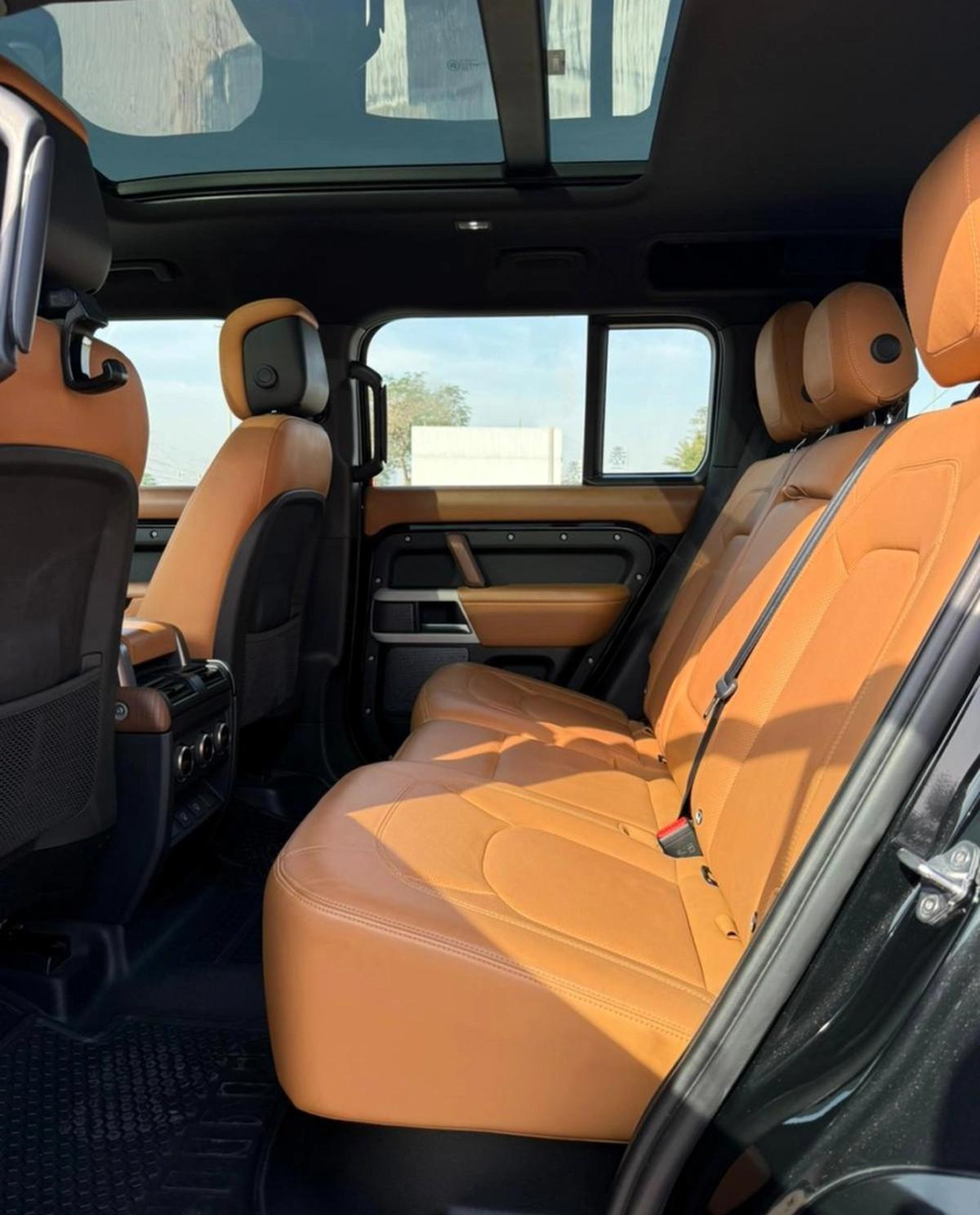 LAND ROVER DEFENDER HSE P400 | YEAR: 2023 | GCC SPECS | KMS: 121,000 | FULL SERVICE HISTORY UNDER WARRANTY-4-4