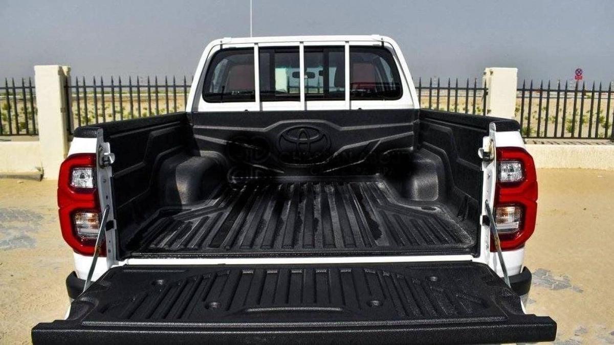 Toyota Hilux TOYOTA HILUX DC 2.7L 4X4 PETROL W/REAR CAMERA A/T MY24 2.7L Petrol 2024-6-6
