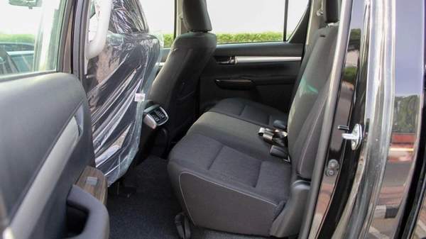 Toyota Hilux TOYOTA 2.4L D DC 4WD AT Full option