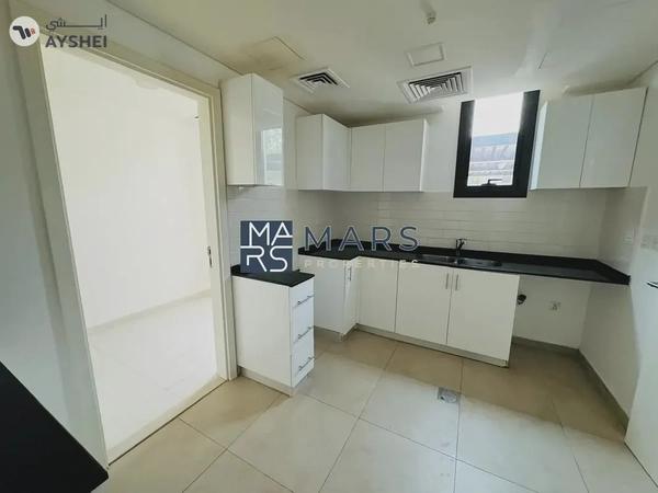 Spacious, Luxury 3 Bedroom Townhouse with Close Kitchen Available For Rent