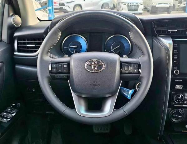 Toyota Fortuner SR5 ADVENTURE / CLIMATE WITH LEATHER SEATS / DIFFLOCK / AUTO A/C (CODE # F6HA)