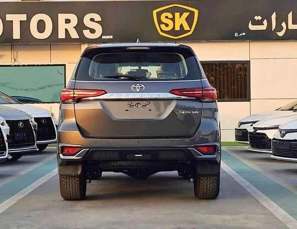Toyota Fortuner SR5 ADVENTURE / CLIMATE WITH LEATHER SEATS / DIFFLOCK / AUTO A/C (CODE # F6HA)