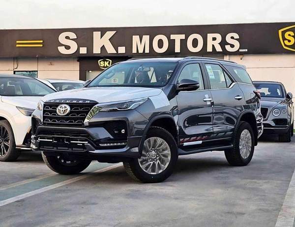 Toyota Fortuner SR5 ADVENTURE / CLIMATE WITH LEATHER SEATS / DIFFLOCK / AUTO A/C (CODE # F6HA)