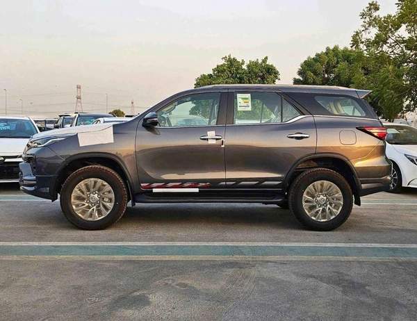 Toyota Fortuner SR5 ADVENTURE / CLIMATE WITH LEATHER SEATS / DIFFLOCK / AUTO A/C (CODE # F6HA)