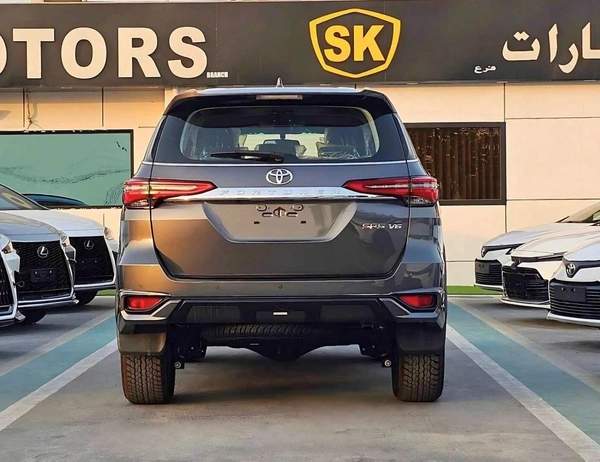 Toyota Fortuner SR5 ADVENTURE / CLIMATE WITH LEATHER SEATS / DIFFLOCK / AUTO A/C (CODE # F6HA)