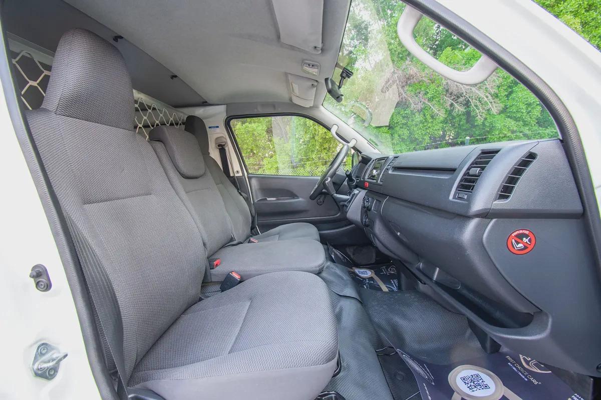 Toyota Hiace Standard Roof | Delivery Van | GCC Specs | Ref#T24064-8-8