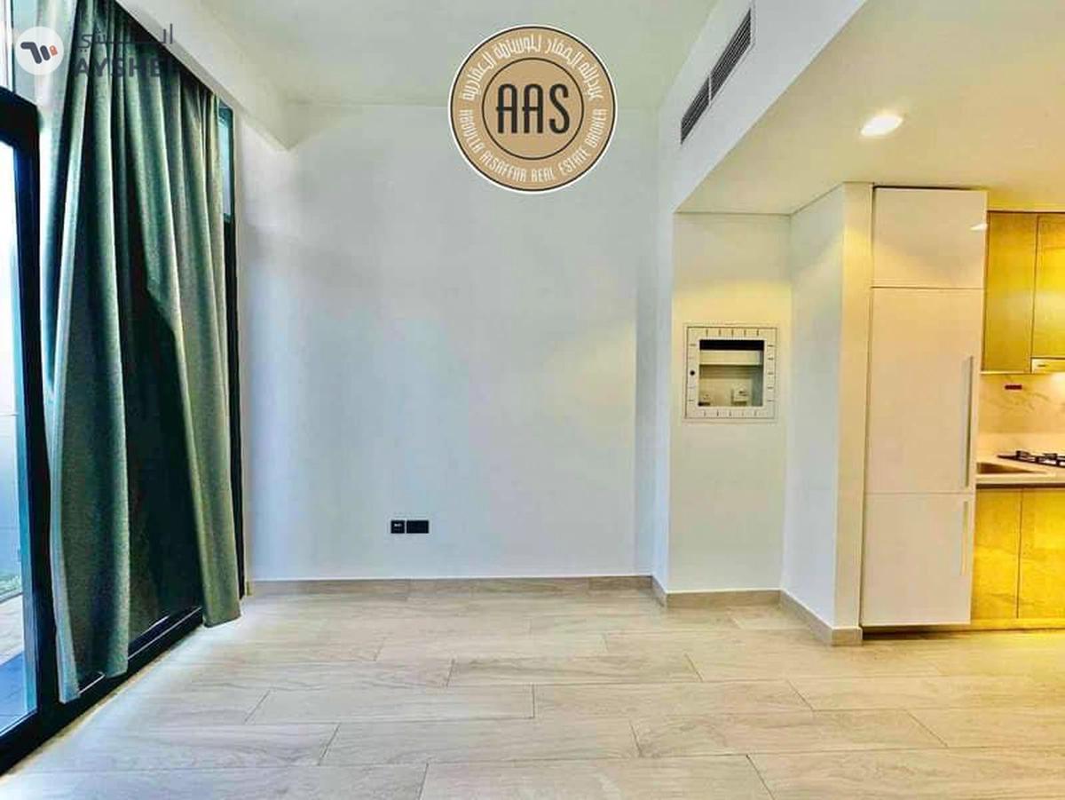 Pool view •• big balcony •• kitchen appliances •• chiller free-4-4