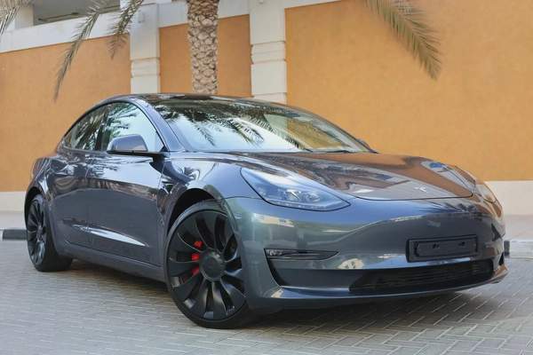 TESLA MODEL 3 PERFORMANCE - GCC SPECS - UNDER WARRANTY - FULL SERVICE HISTORY - ACCIDENT FREE -