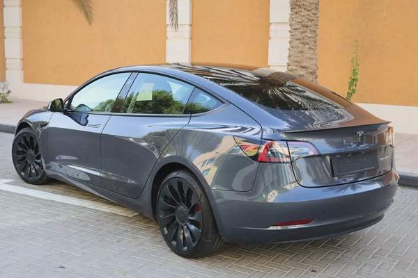 TESLA MODEL 3 PERFORMANCE - GCC SPECS - UNDER WARRANTY - FULL SERVICE HISTORY - ACCIDENT FREE -