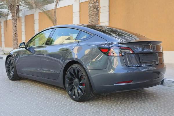 TESLA MODEL 3 PERFORMANCE - GCC SPECS - UNDER WARRANTY - FULL SERVICE HISTORY - ACCIDENT FREE -