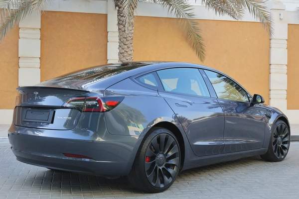 TESLA MODEL 3 PERFORMANCE - GCC SPECS - UNDER WARRANTY - FULL SERVICE HISTORY - ACCIDENT FREE -