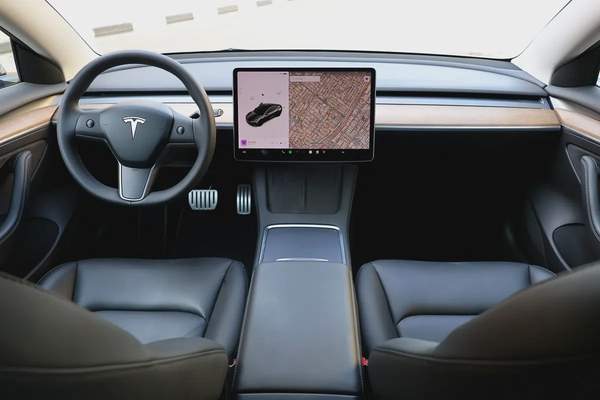 TESLA MODEL 3 PERFORMANCE - GCC SPECS - UNDER WARRANTY - FULL SERVICE HISTORY - ACCIDENT FREE -