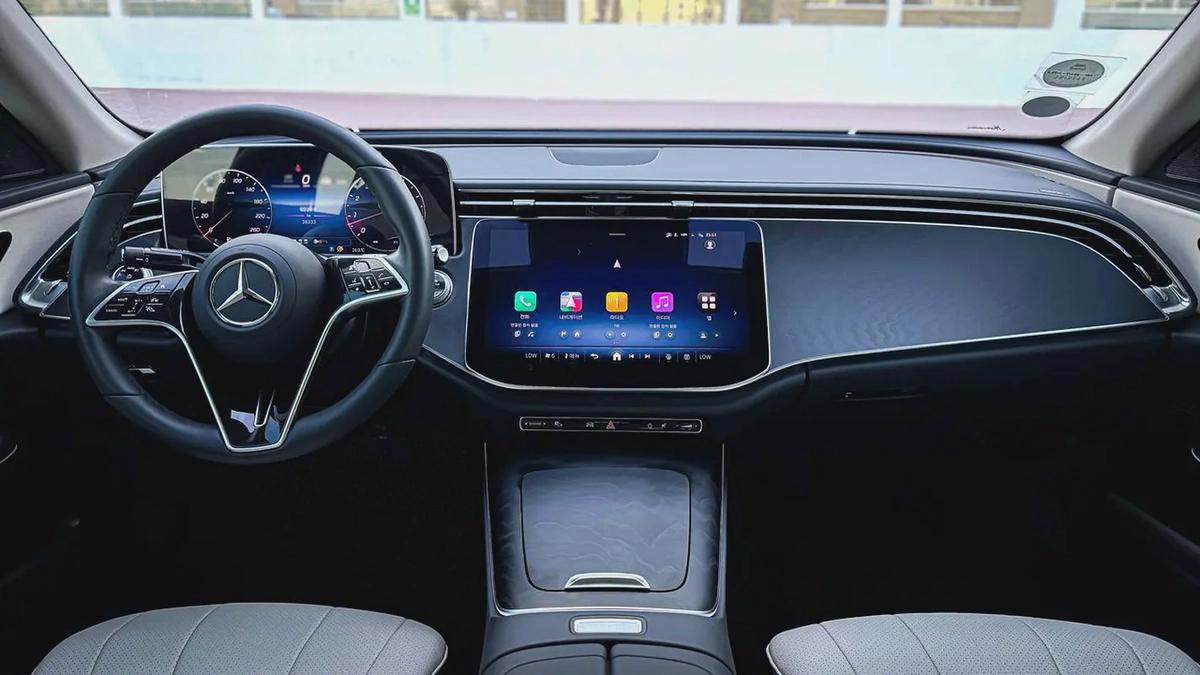 2025 | Mercedes E200 Black | Low Mileage | Brand new | Clean title | Warranty |-11-11