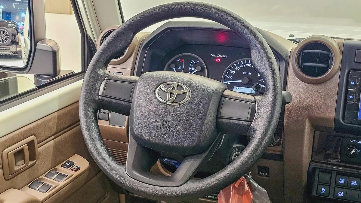 TOYOTA - LC 79 - HARD TOP - DOUBLE CABIN - UNDER WARRANTY - GCC - V4 DIESEL - 2025 - WHITE COLORE-3-3