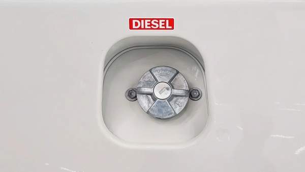 TOYOTA - LC 79 - HARD TOP - DOUBLE CABIN - UNDER WARRANTY - GCC - V4 DIESEL - 2025 - WHITE COLORE