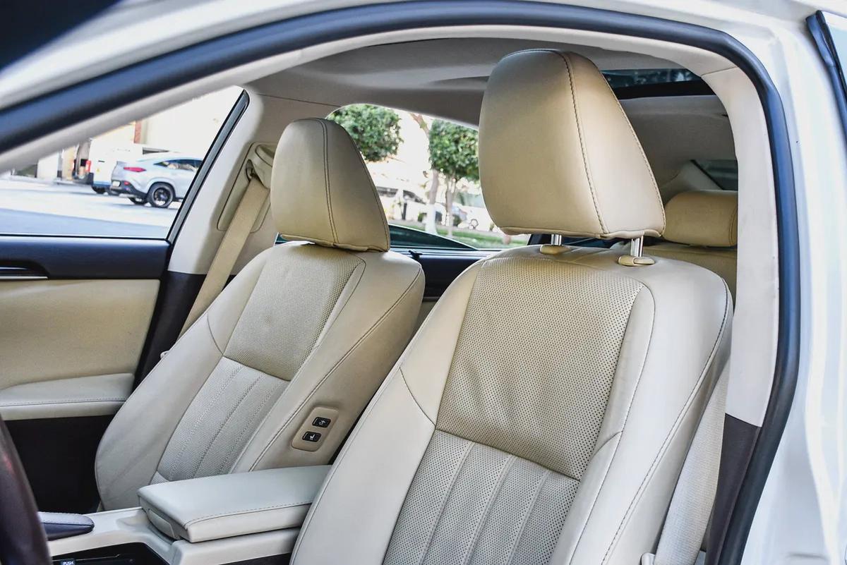Lexus ES 350 Platinum 2017 GCC In Excellent Condition with Warranty-13-13