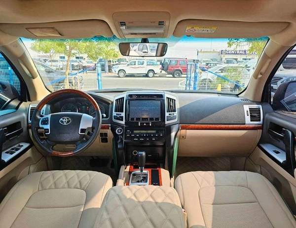 Toyota Land Cruiser GR SPORT/V8 4.6L/2022 SHAPE/ BODY KIT/ FULL OPTION/ SPECIAL COLOR/ EXPORT ONLY/LOT#60306