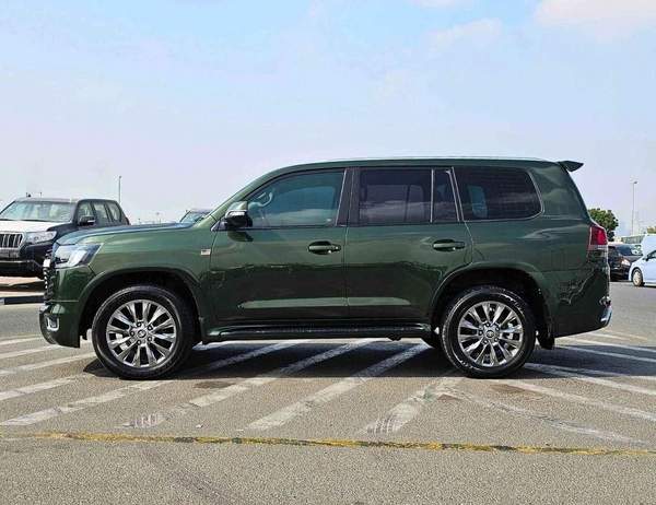 Toyota Land Cruiser GR SPORT/V8 4.6L/2022 SHAPE/ BODY KIT/ FULL OPTION/ SPECIAL COLOR/ EXPORT ONLY/LOT#60306
