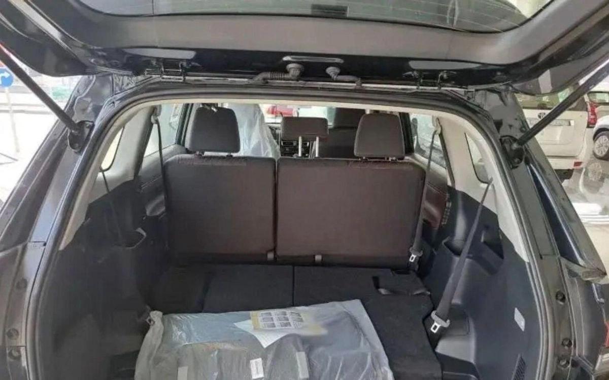 Toyota Innova 2024 TOYOTA INNOVA 2.0L MINIVAN 5 DOORS PETROL AUTOMATIC ZERO KM-6-6