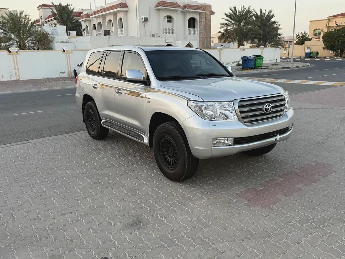 Toyota Land Cruiser petrol V8 VXR Full opishn 2009-2-2