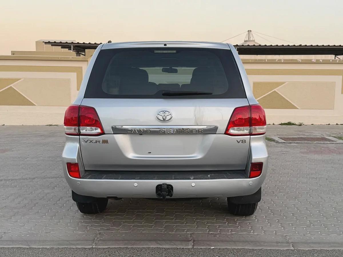 Toyota Land Cruiser petrol V8 VXR Full opishn 2009-4-4