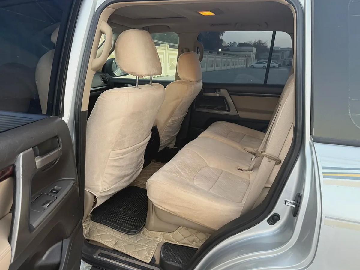 Toyota Land Cruiser petrol V8 VXR Full opishn 2009-8-8