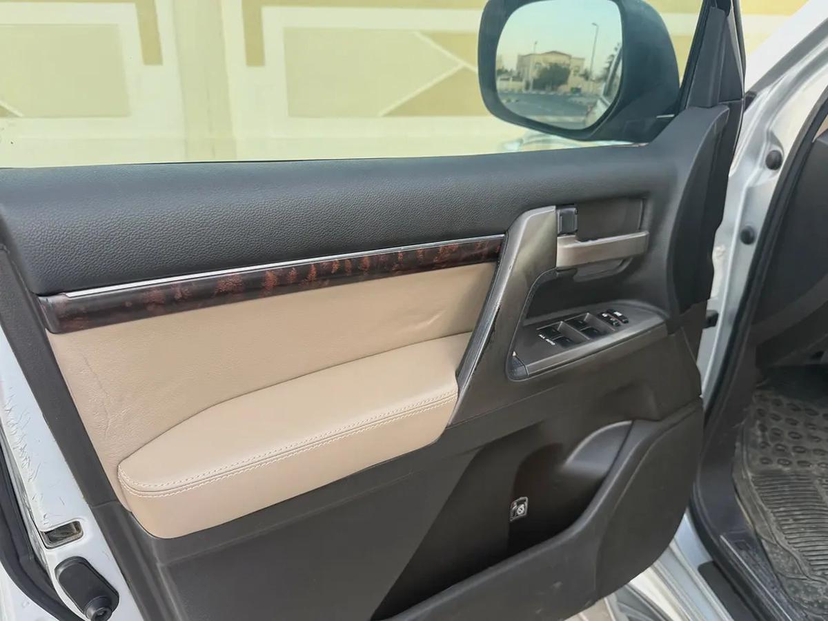 Toyota Land Cruiser petrol V8 VXR Full opishn 2009-9-9