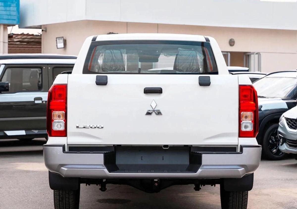 Mitsubishi L200 GL Double Cab Diesel M/T 2.4L 2025-4-4