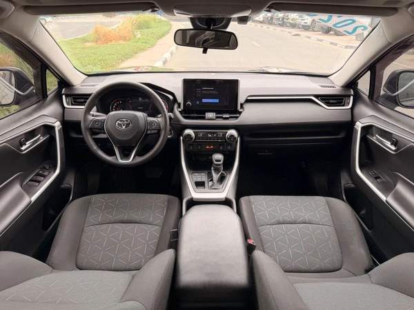 Toyota RAV4 XLE 2.5L 4X4 Sunroof, push start full option