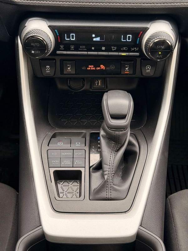 Toyota RAV4 XLE 2.5L 4X4 Sunroof, push start full option