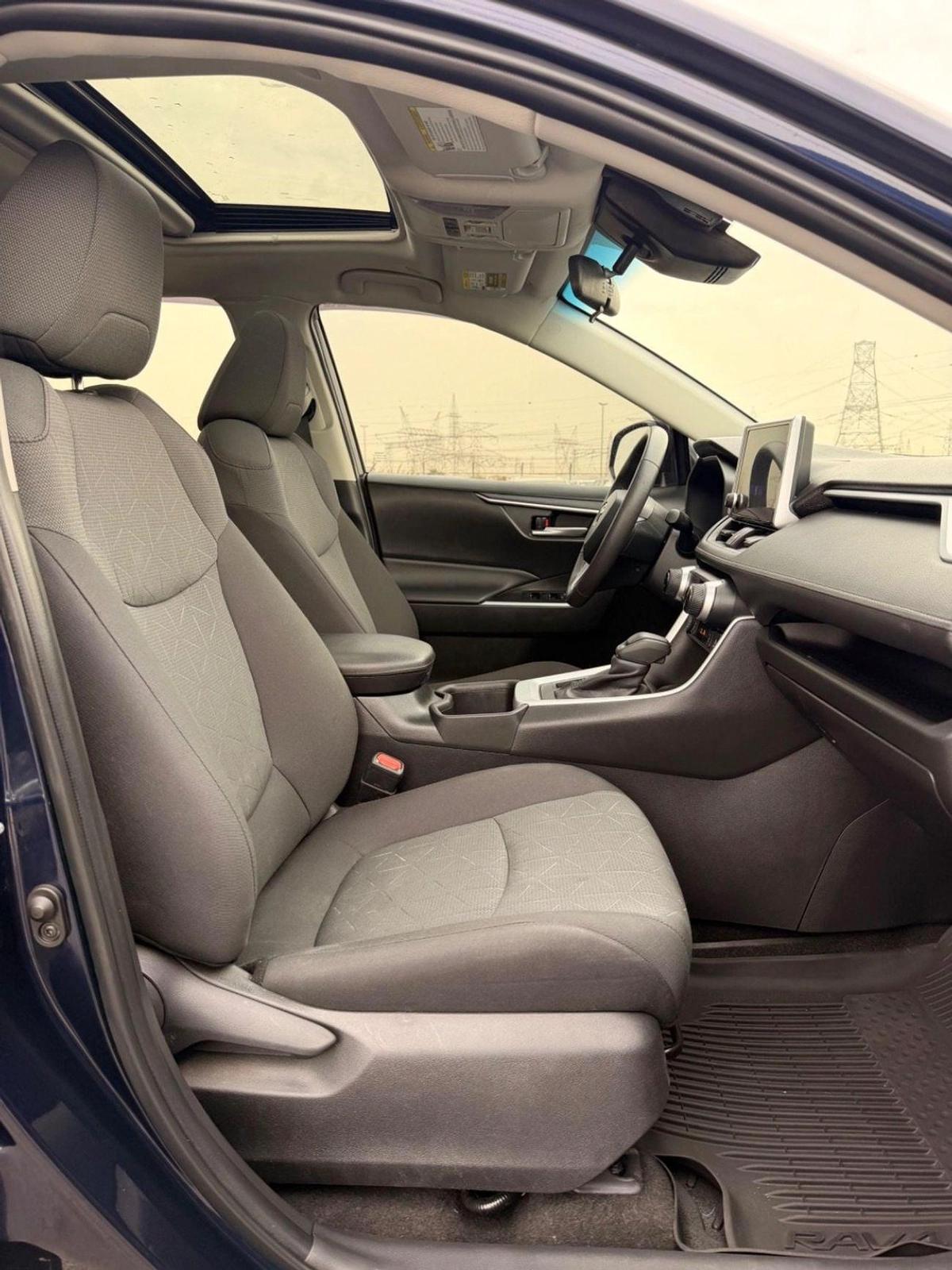 Toyota RAV4 XLE 2.5L 4X4 Sunroof, push start full option-13-13