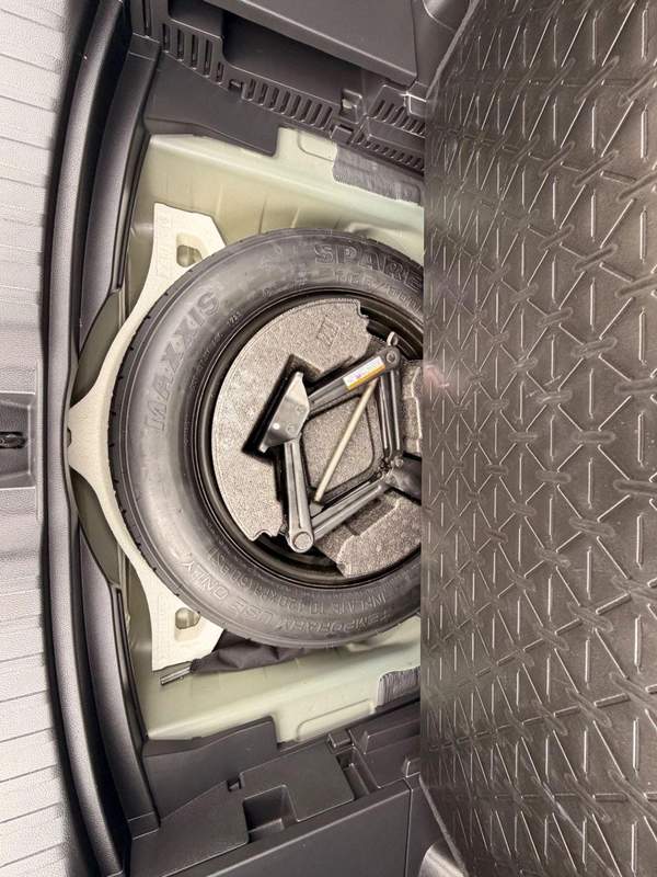 Toyota RAV4 XLE 2.5L 4X4 Sunroof, push start full option