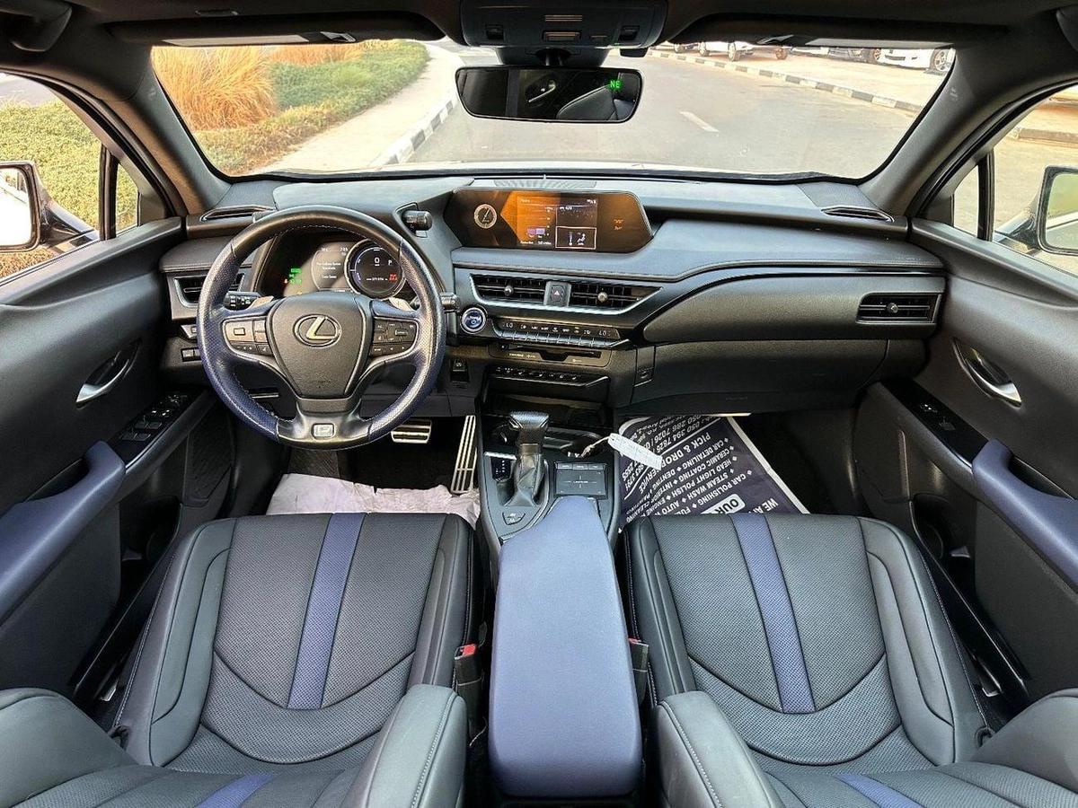 Lexus UX250h Premium F- Sport Hybrid-4-4