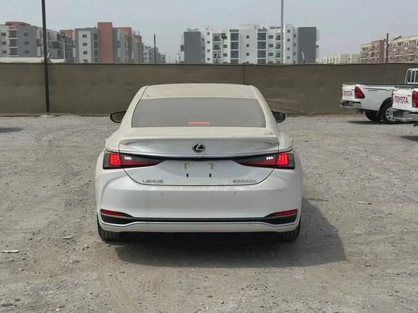 2025 Lexus ES 300h - GCC Specs - Brand New