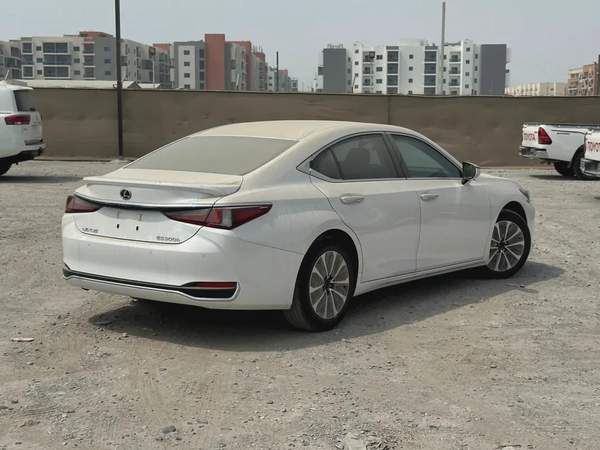 2025 Lexus ES 300h - GCC Specs - Brand New