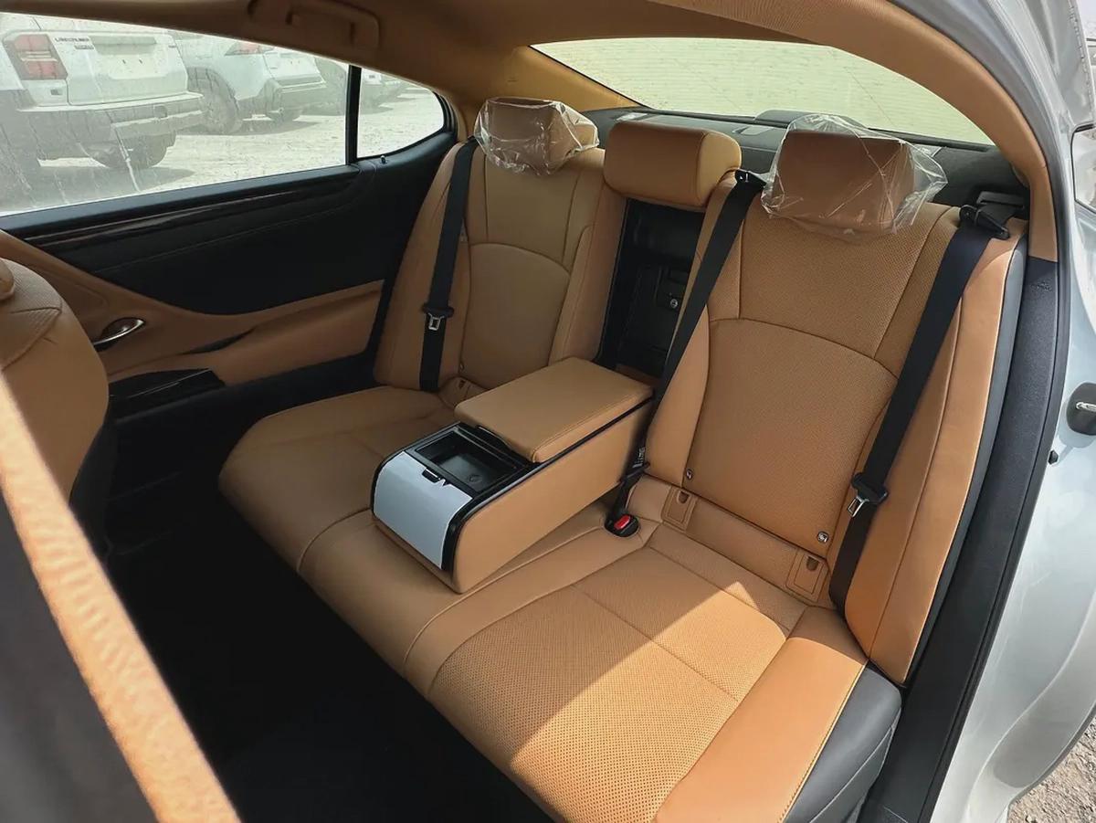 2025 Lexus ES 300h - GCC Specs - Brand New-9-9