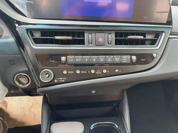 2025 Lexus ES 300h - GCC Specs - Brand New