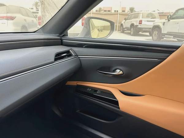 2025 Lexus ES 300h - GCC Specs - Brand New