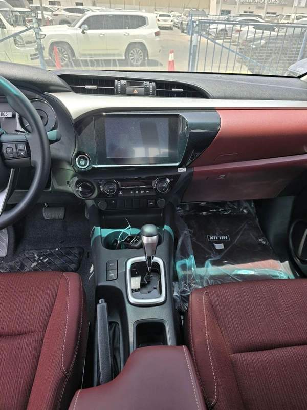 Toyota Hilux 2.7L 4 CYLINDER 2026 MODEL OMANI