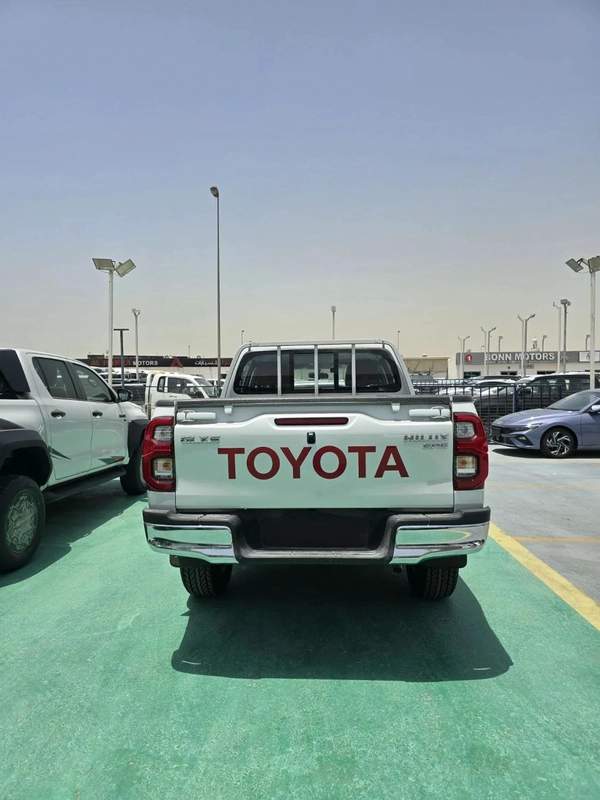 Toyota Hilux 2.7L 4 CYLINDER 2026 MODEL OMANI