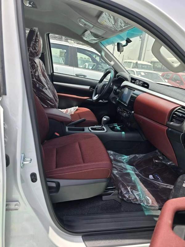 Toyota Hilux 2.7L 4 CYLINDER 2026 MODEL OMANI
